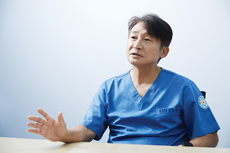 서동원 바른세상병원장이 무릎 전방십자인대 파열에 대해 설명하고 있다./사진=바른세상병원