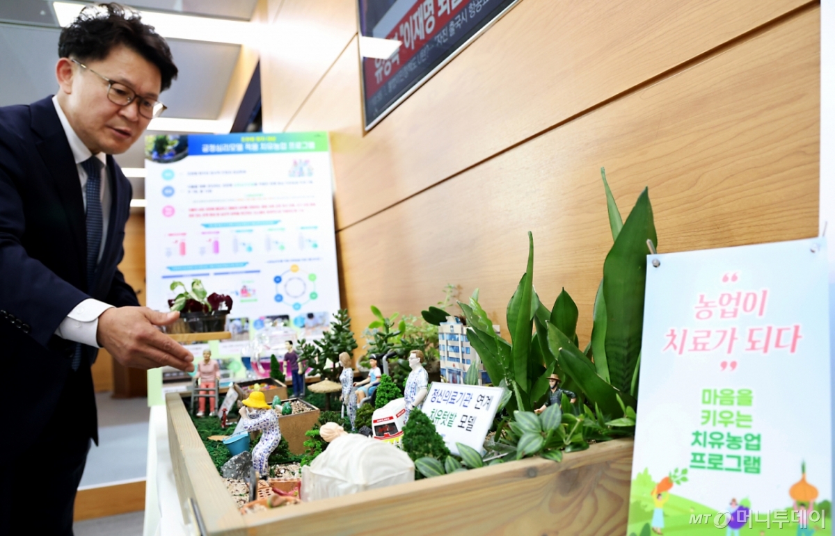 (세종=뉴스1) 김기남 기자 = 김명수 농촌진흥청 국립원예특작과학원장이 16일 세종시 정부세종청사에서  치유농업의 정신건강 개선 효과에 대한 과학적 검증과 현장 실증 성과에 대해 설명하고 있다. 2005.4.16/뉴스1  Copyright © 뉴스1. All rights reserved. 무단 전재 및 재배포,  AI학습 이용 금지. /사진=(세종=뉴스1) 김기남 기자
