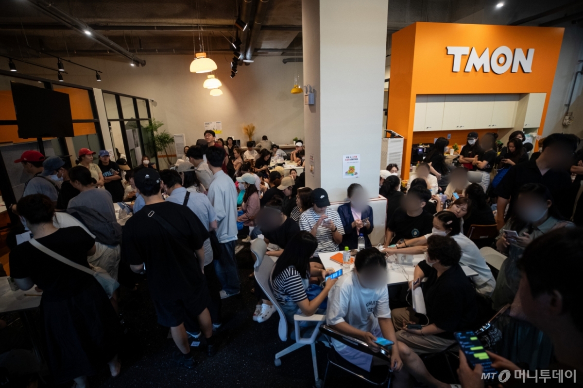 26일 서울 강남구 티몬 신사옥에서 '판매 대금 미정산 사태'로 피해를 입은 소비자들이 환불 현장 접수를 위해 기다리고 있다.  앞서 지난 25일 위메프에 이어 환불을 요구하는 소비자들이 티몬 본사 점거에 들어갔으며 26일 새벽 권도완 티몬 운영사업본부장의 환불 입장이 표명된 후 티몬이 환불 현장 접수 및 환불을 진행하고 있는 것으로 알려졌다. 2024.7.26/뉴스1 