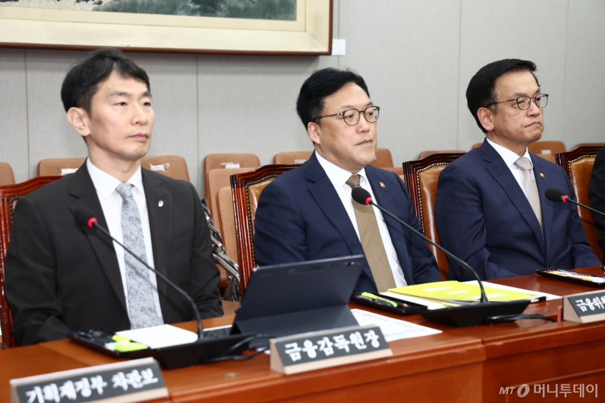 (서울=뉴스1) 김민지 기자 = 최상목 경제부총리 겸 기획재정부 장관(오른쪽부터), 김병환 금융위원장, 이복현 금감원장이 16일 오전 서울 여의도 국회에서 열린 '법제사법위원회 최 부총리 탄핵소추사건 조사 청문회'에 출석해 자리하고 있다. 2025.4.16/뉴스1 Copyright © 뉴스1. All rights reserved. 무단 전재 및 재배포, AI학습 이용 금지. /사진=(서울=뉴스1) 김민지 기자