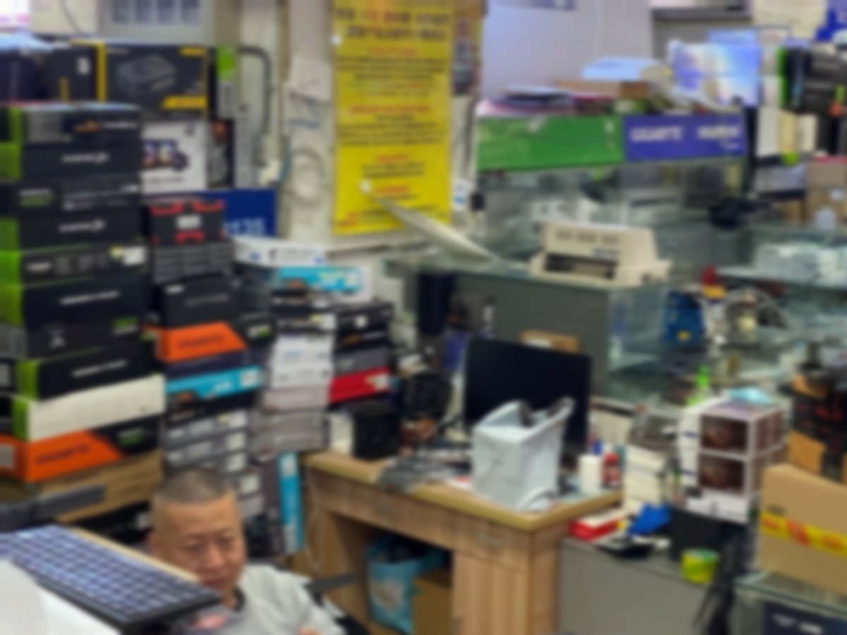 한 GPU 판매점의 상인이 사진을 찍는 기자를 바라보고 있다./사진=우경희 기자 