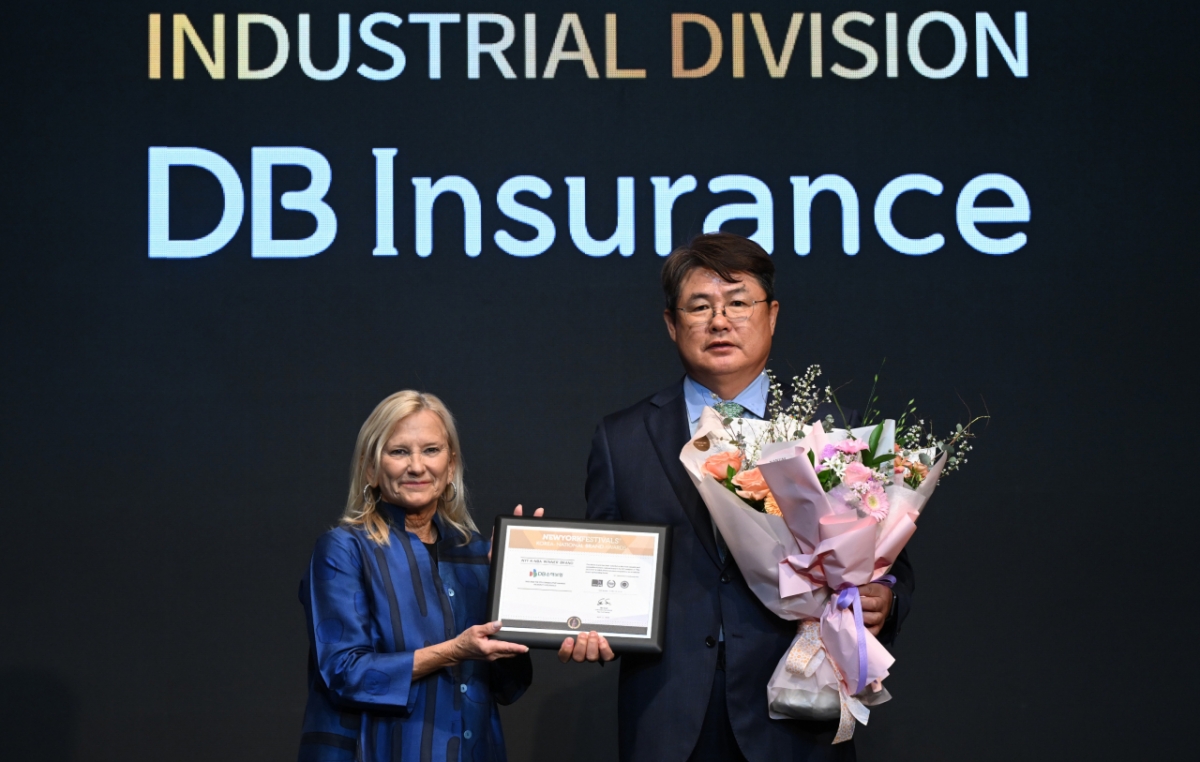 지난 2일 서울 롯데호텔에서 열린 '2025 대한민국 국가브랜드대상'에서 DB손해보험 정종표 사장(오른쪽)이 손해보험 부문 1위를 수상한 후 기념촬영을 하고 있다./사진제공=DB손해보험