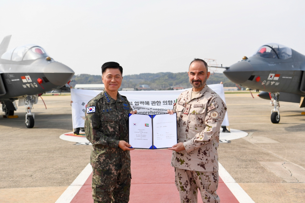 이영수 공군참모총장(대장)이 16일라시드 모하메드 알 샴시(Rashed Mohammed A. Al Shamsi) UAE 공군방공사령관(소장)과 함께 KAI(한국항공우주)를 방문해 KF-21 생산 시설을 둘러보고, KF-21 포괄적 협력에 관한 의향서를 체결했다. 사진은 의향서를 들고 기념촬영하는 이 총장과 알 샴시 사령관. / 사진=공군