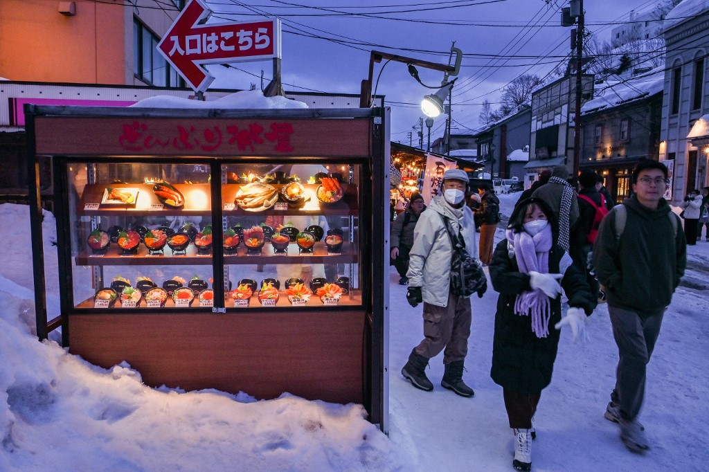 2월 17일 일본 홋카이도 유명 관광지인 오타루에서 관광객들이 길을 걷고 있다./AFPBBNews=뉴스1