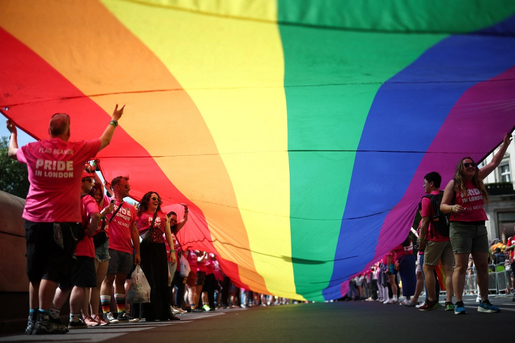 지난해 6월29일(현지시간) 영국 런던에서 성소수자들의 연례 인권행사인 '프라이드 퍼레이드'(퀴어 퍼레이드)가 열리고 있다./AFPBBNews=뉴스1