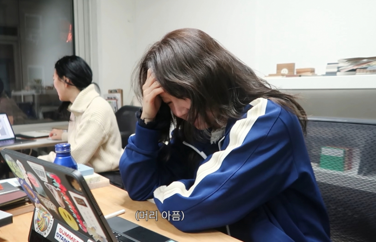 배우 공효진이 미국에 있는 집 인테리어를 위해 뉴욕에서 디자이너와 미팅하고 있다. /사진=유튜브 '당분간 공효진' 갈무리