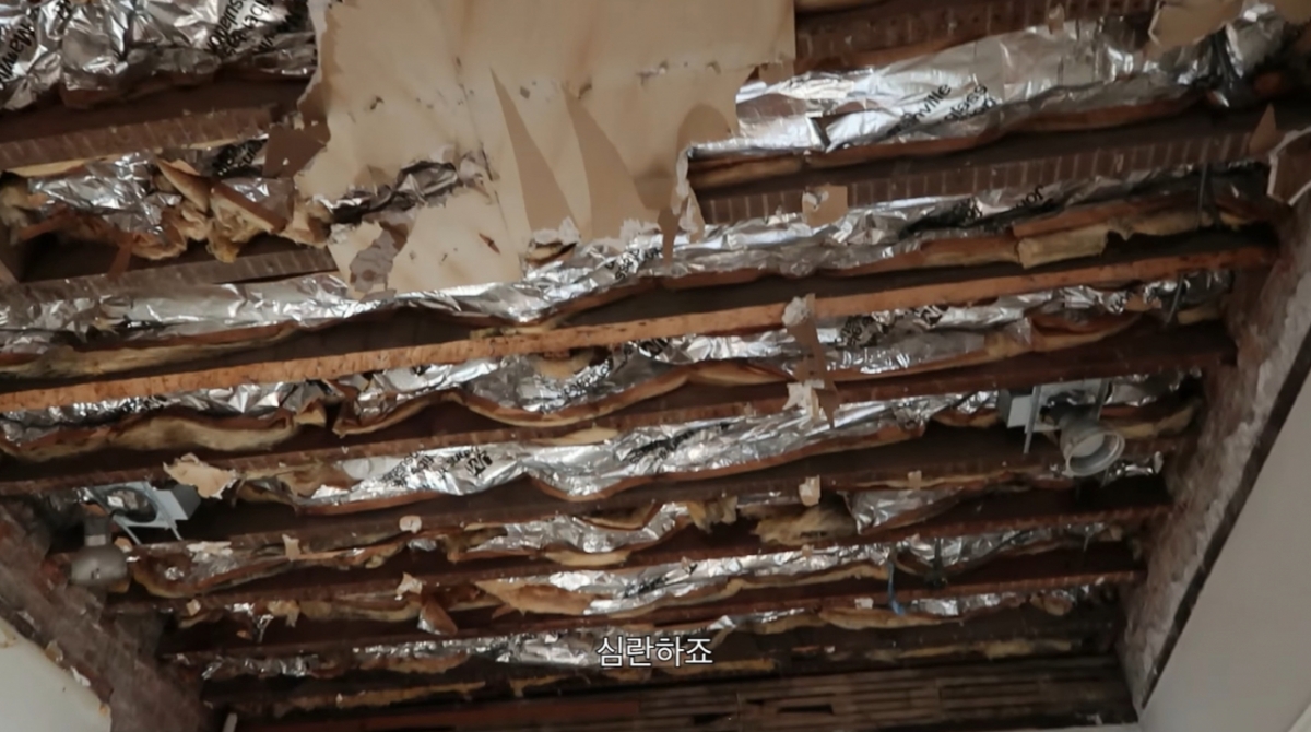 공효진이 공사가 한창인 뉴욕 집 천장을 보고 "심란하다"고 토로했다. /사진=유튜브 '당분간 공효진' 갈무리