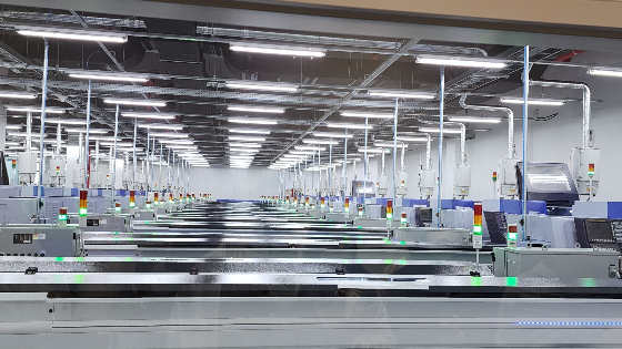 덴티스 대구 임플란트 신공장에서 티타늄봉을 임플란트로 제조하기 위한 가공과정인 CNC 공정을 돌리고 있는 모습. /사진=정기종 기자