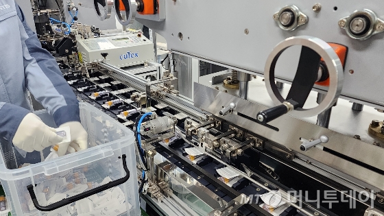 덴티스 대구 임플란트 신공장에서 임플란트 조립 라인에서 제품이 생산 중인 모습. /사진=정기종 기자