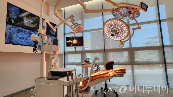 덴티스 메디컬 제품군 전경. 수술실용 조명의 경우 일찌감치 진출해 국내 점유율 1위 사업자 위치를 구축 중이며, 지난해 수술대 등 장비 전반으로 사업 영역을 확장한 상태다. /사진=정기종 기자