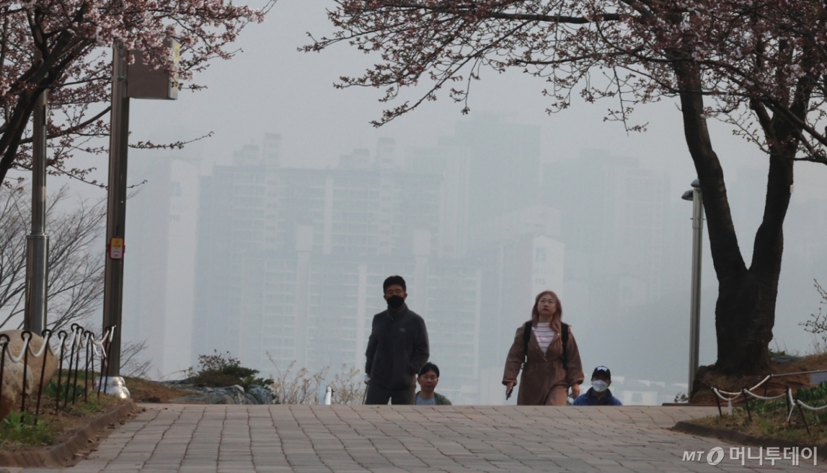 [인천=뉴시스] 전진환 기자 = 수도권에 미세먼지와 초미세먼지 농도가 나쁨을 보인 8일 오전 인천 남동구에서 바라본 하늘이 뿌옇게 보이고 있다. 2025.04.08. amin2@newsis.com /사진=전진환