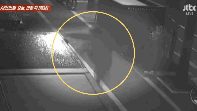 한 남성이 심야에 길거리 주차된 차량들을 발길질로 파손하는 사건이 발생했다. 경찰은 문제의 남성을 추적 중이다. /사진=JTBC '사건반장' 캡처 