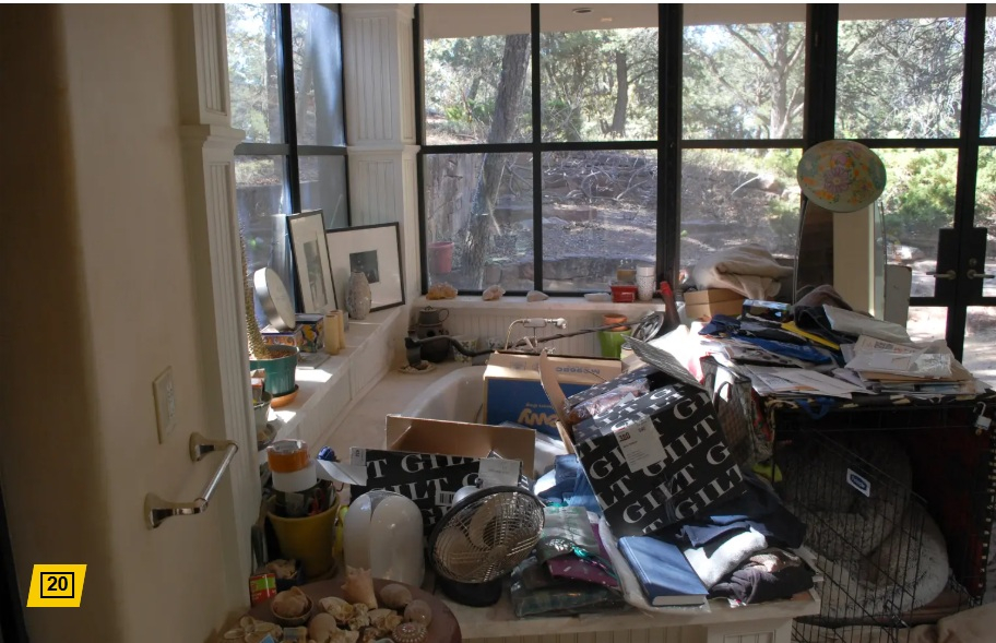 할리우드 유명 배우 진 해크먼(95)과 부인 뱃시 아라카와(64)가 비극적으로 세상을 떠난 가운데 이들의 집 내부 상태가 공개됐다. /사진=산타페 카운티 보안관 사무소