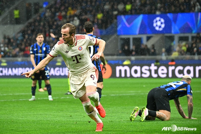 해리 케인(왼쪽)이 득점에 성공하고 기뻐하고 있다. /AFPBBNews=뉴스1