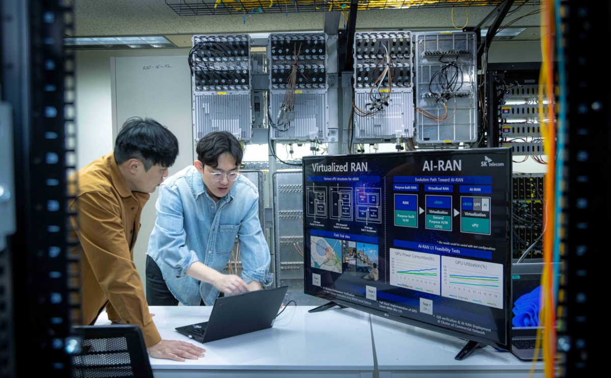 SKT 구성원들이 분당사옥에서 네트워크 AI 관련 연구를 진행하는 모습. /사진=SKT
