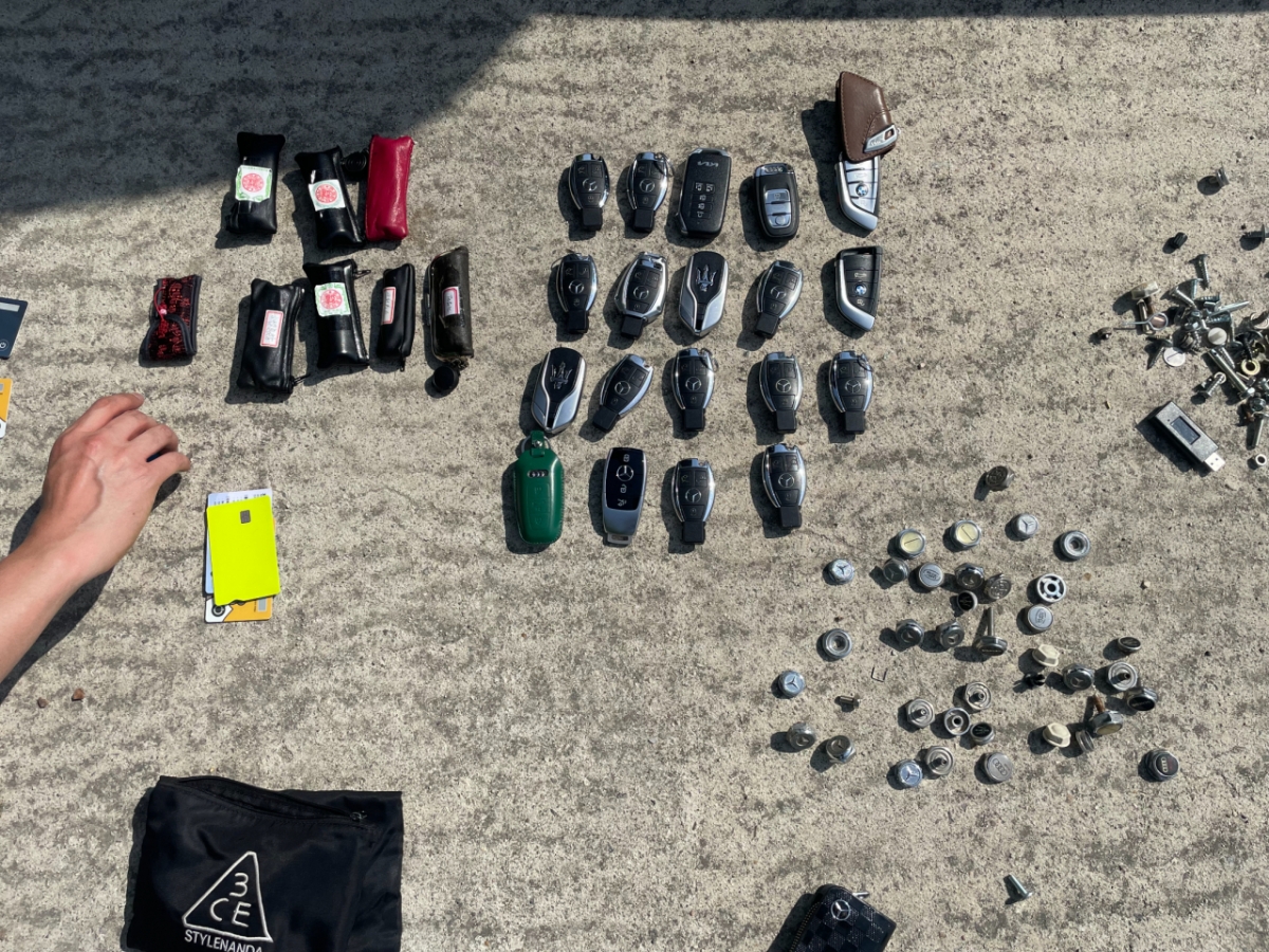 경찰이 압수한 대포차량 키와 번호판 고정 캡들의 모습이다. /사진= 서울경찰청