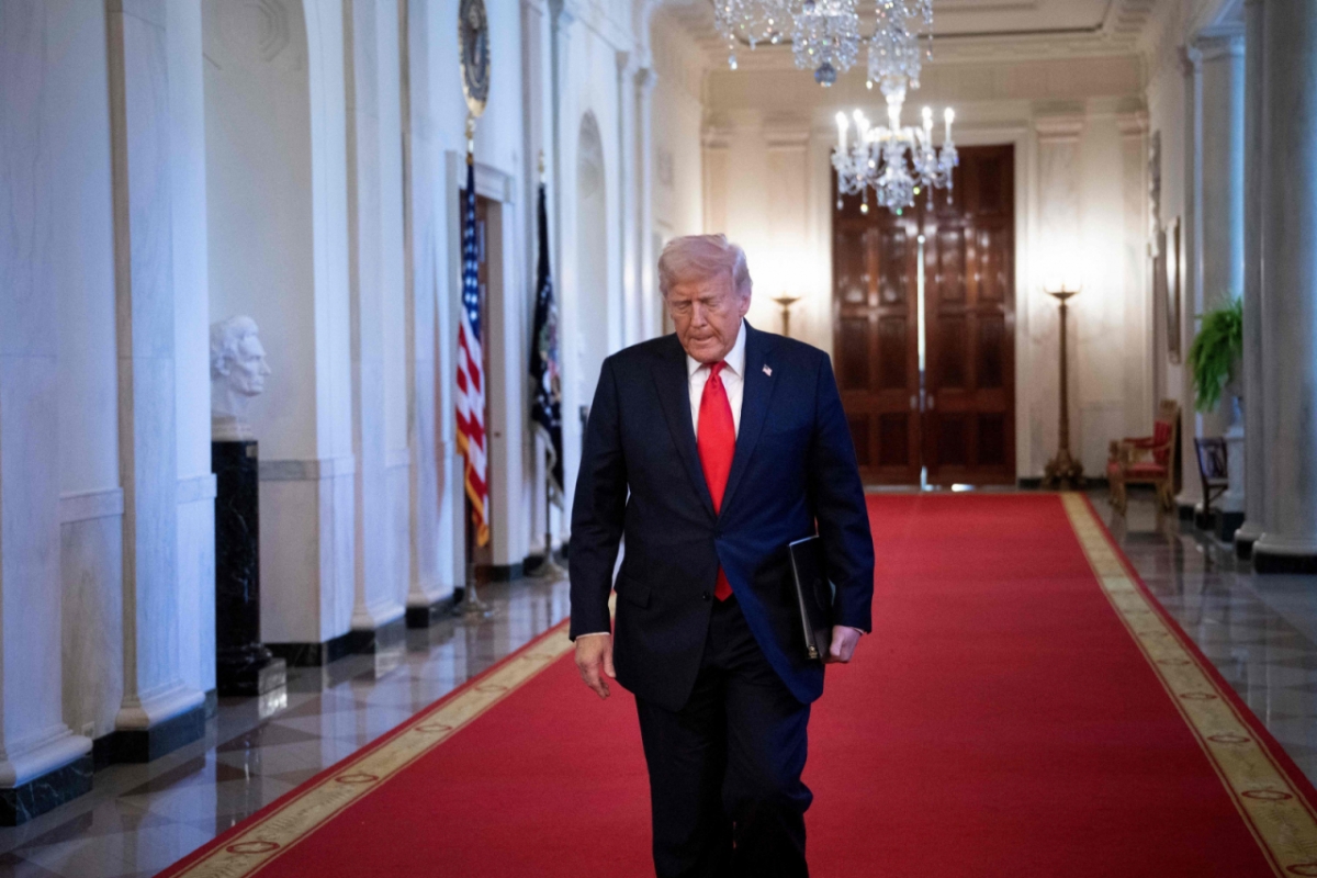 도널드 트럼프 미국 대통령이 15일(현지시간) 워싱턴 백악관에서 해군 사관학교 축구팀에게 총사령관 트로피 수여식에 도착을 하고 있다. 2025.04.16  /AFPBBNews=뉴스1