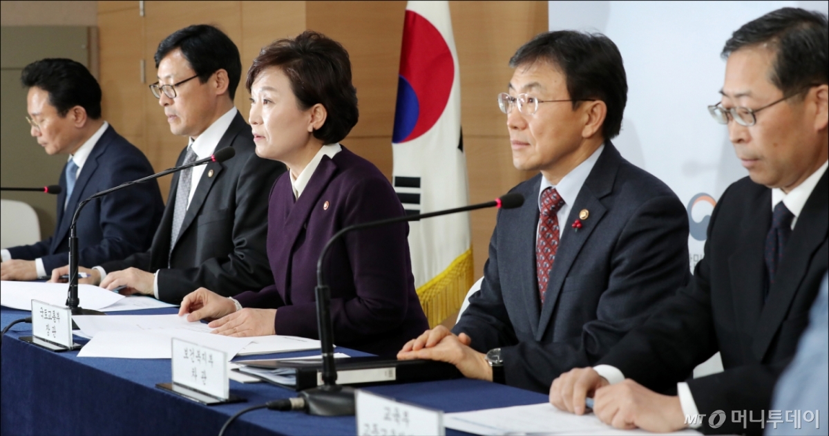  김현미 국토교통부 장관이 24일 오후 서울 종로구 정부청사에서 열린 '2019년 부동산 가격공시 추진 방향에 대한 관계부처 합동 브리핑'에서 발언을 하고 있다.