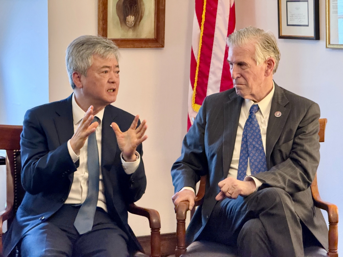 15일(현지시간) 미국 워싱턴 D.C.에서 이인호 한국무역협회(KITA) 부회장(왼쪽)과 돈 바이어(Don Beyer) 美 하원의원(민주·버지니아)이 한미 통상 현안에 대해 논의하고 있다.