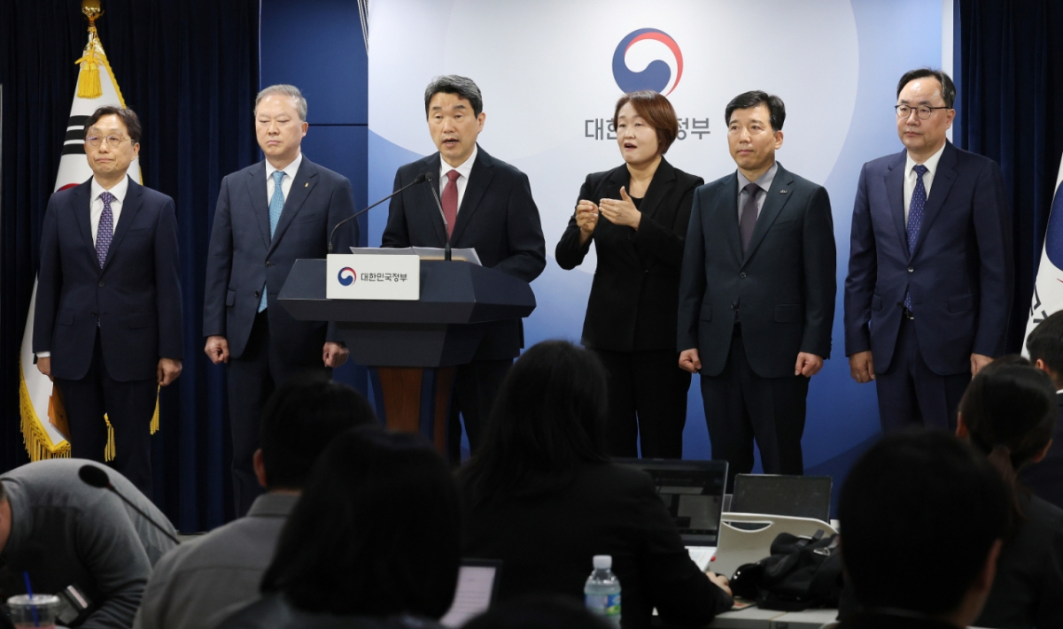 이주호 사회부총리 겸 교육부 장관이 17일 서울 종로구 정부서울청사에서 2026학년도 의대 모집인원 조정 방향 관련 브리핑을 하고 있다. 정부는 전국 40개 의과대학 총장들의 건의를 받아들여 2026학년도 의괴대학 모집 인원을 ‘증원 0명’인 3058명으로 확정했다. /사진=뉴스1