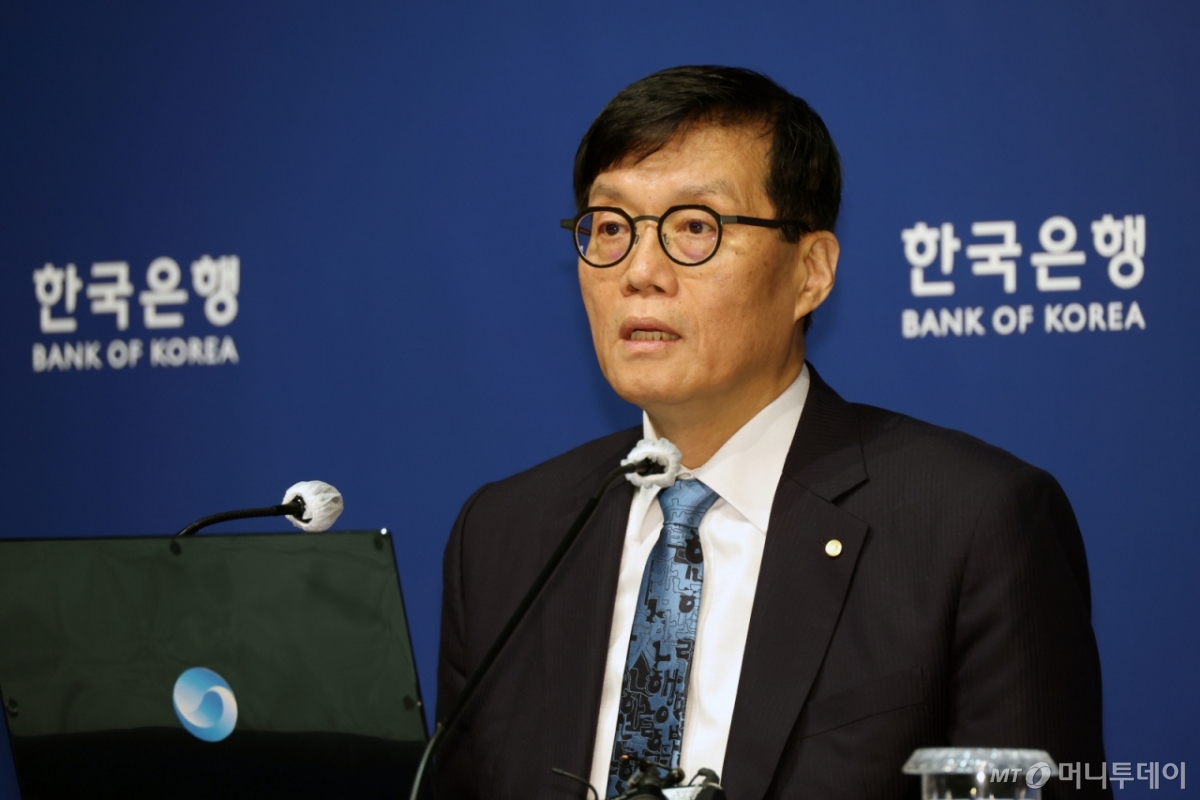 이창용 한국은행 총재가 17일 서울 중구 한국은행 본관에서 열린 금융통화위원회 본회의를 마친 후 통화정책방향 기자 간담회를 열고 취재진의 질문에 답하고 있다. 서울=뉴스1) 사진공동취재단