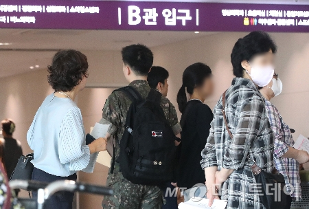 (서울=뉴스1) 임세영 기자 = 의사 부족에 따른 응급실 의료대란에 정부가 군의관을 추가 투입하기로 한 9일 서울 시내의 한 대학병원에서 군인이 지나가고 있다. 추석 연휴를 앞두고 응급실을 둘러싼 불안감이 커지고 있는 가운데 정부는 오늘 추가로 군의관 235명을 응급의료를 중심으로 인력이 필요한 의료기관에 배치한다. 2024.9.9/뉴스1 Copyright © 뉴스1. All rights reserved. 무단 전재 및 재배포, AI학습 이용 금지. /사진=(서울=뉴스1) 임세영 기자