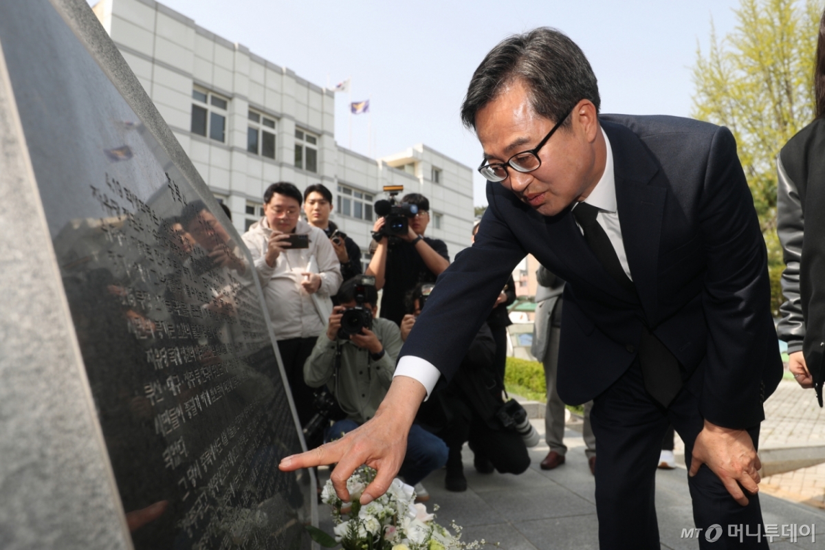 (청주=뉴스1) 김용빈 기자 = 김동연 더불어민주당 대선 경선 후보가 17일 충북 청주시 상당공원 4·19 학생혁명기념탑에서 참배하고 있다. 2025.4.17/뉴스1 Copyright © 뉴스1. All rights reserved. 무단 전재 및 재배포, AI학습 이용 금지. /사진=(청주=뉴스1) 김용빈 기자