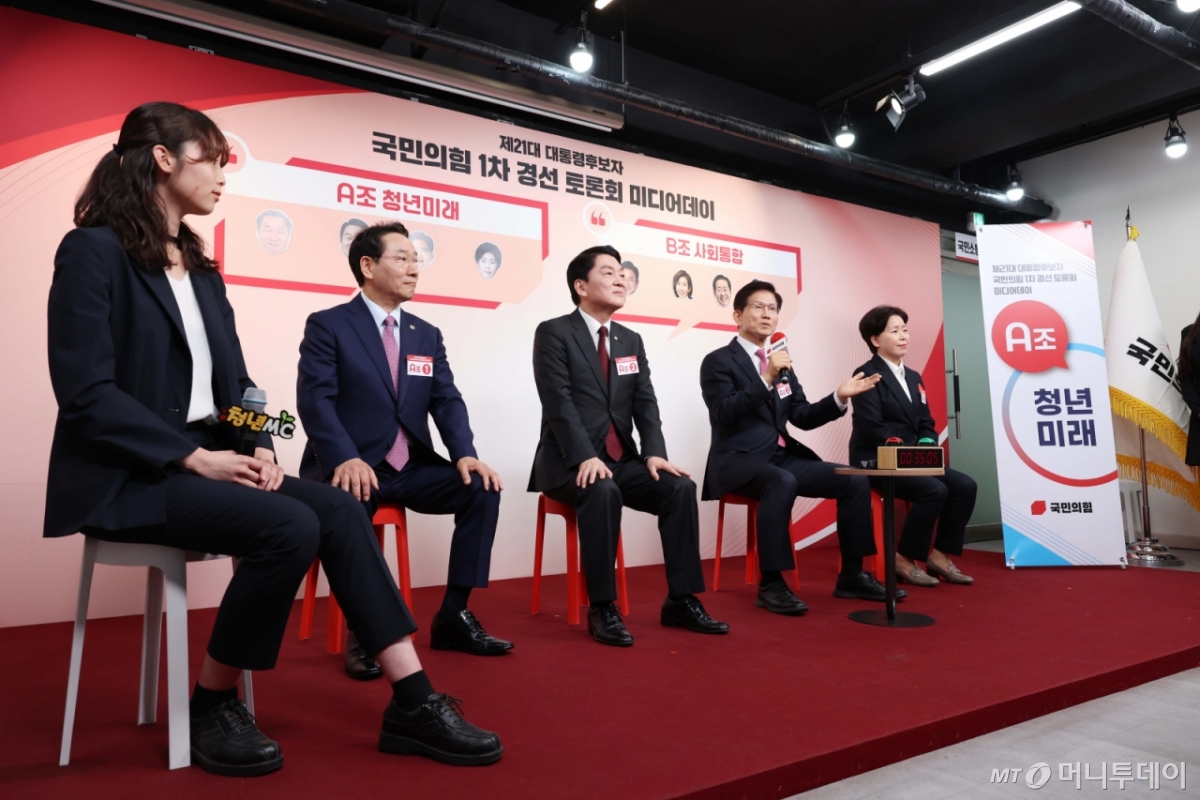 (서울=뉴스1) 국회사진취재단 = 17일 서울 여의도 국민의힘 중앙당사에서 열린 제21대 대통령선거 국민의힘 1차 경선 토론회 미디어데이에서 김문수 전 고용노동부 장관이 출마의 변을 발표하고 있다. 2025.4.17/뉴스1  Copyright © 뉴스1. All rights reserved. 무단 전재 및 재배포,  AI학습 이용 금지. /사진=(서울=뉴스1) 국회사진취재단