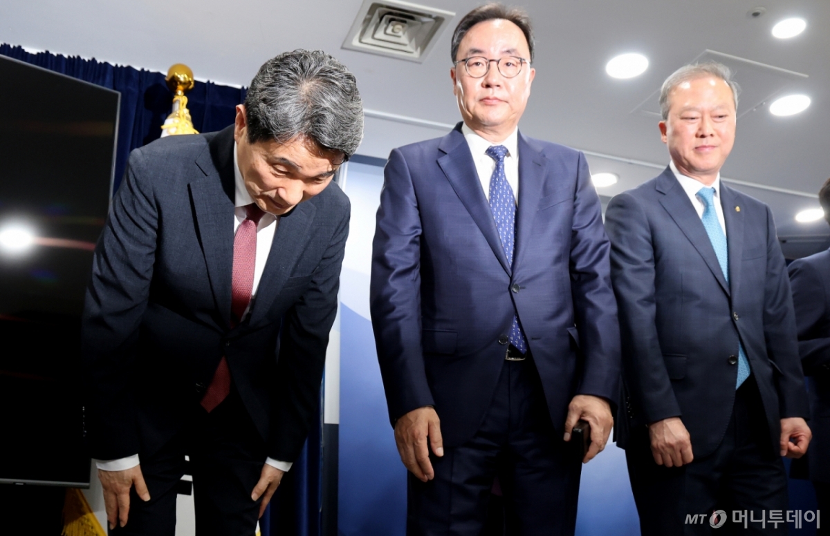 (서울=뉴스1) 임세영 기자 = 이주호 사회부총리 겸 교육부 장관이 17일 서울 종로구 정부서울청사에서 2026학년도 의대 모집인원 조정 방향 관련 브리핑을 마치고 고개 숙여 인사하고 있다.  정부는 전국 40개 의과대학 총장들의 건의를 받아들여 2026학년도 의괴대학 모집 인원을 ‘증원 0명’인 3058명으로 확정했다. 2025.4.17/뉴스1  Copyright © 뉴스1. All rights reserved. 무단 전재 및 재배포,  AI학습 이용 금지. /사진=(서울=뉴스1) 임세영 기자