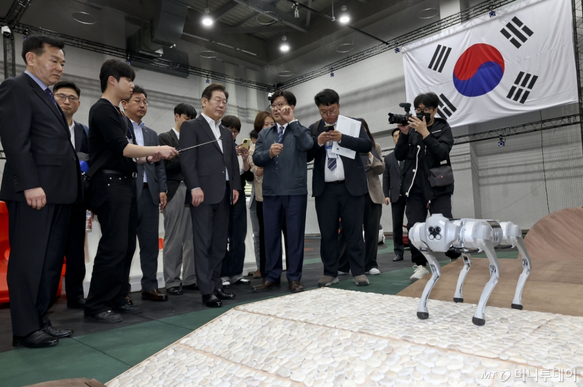 [대전=뉴시스] 국회사진기자단 = 이재명 제21대 대통령 선거 더불어민주당 경선 후보가 17일 대전 유성구 국방과학연구소를 방문해 AI기반 무인체계 연구개발 현장을 둘러보고 있다. 2025.04.17. photo@newsis.com /사진=