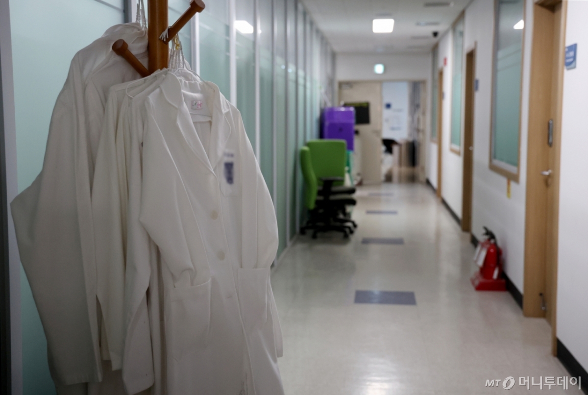 [서울=뉴시스] 김진아 기자 = 정부가 2026학년도 의대 모집인원을 3058명으로 줄이는 방안을 17일 발표할 예정인 것으로 16일 알려졌다.    앞서 정부는 3월 말까지 정상적인 수업이 진행 가능할 정도로 의대생들이 복귀하면 2026학년도 의대 모집인원을 5058명에서 증원 전 수준인 3058명으로 조정하겠다고 밝힌 바 있다. 사진은 16일 서울 시내의 한 의과대학. 2025.04.16. bluesoda@newsis.com /사진=김진아