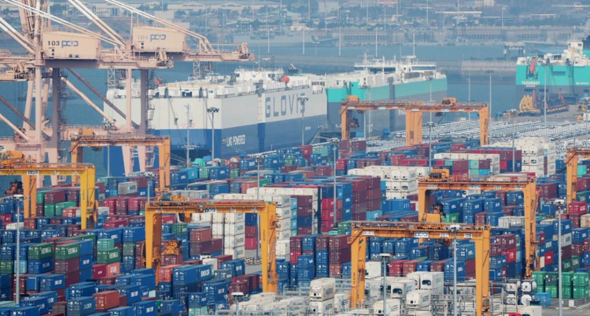 10일 경기 평택시 포승읍 평택항 수출 야적장에 컨테이너들이 쌓여있다.  미국은 9일(현지시간)부터 세계 각국을 상대로 발효한 상호관세를 즉시 90일간 유예하고, 10%의 기본관세만 부과하기로 했다. 보복 대응에 나선 중국에 대해서는 상호관세율은 125%로 즉각 인상한다고 밝혔다.  이에 따라 25%를 부과받은 한국 상품에 대한 관세율도 즉각 10%로 낮아졌다. 다만 자동차·철강 등 이미 25%가 부과되고 있는 품목별 관세는 이번 90일 유예를 적용받지 않고 그대로 유지된다./사진=뉴스1