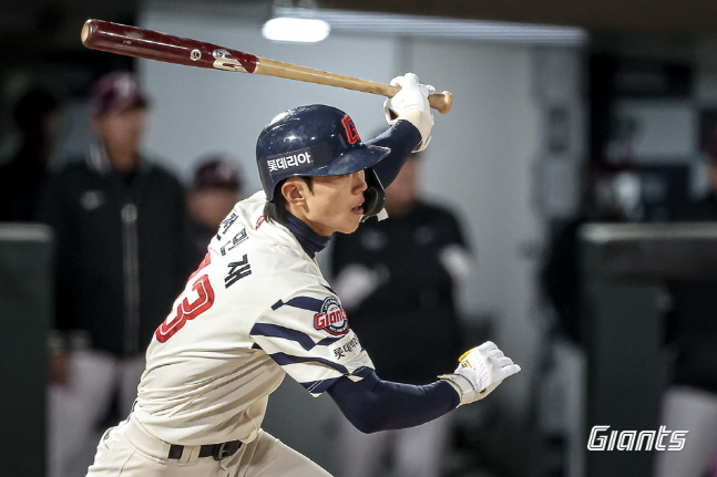 15일 키움전에서 안타를 날리는 전민재. /사진=롯데 자이언츠 제공