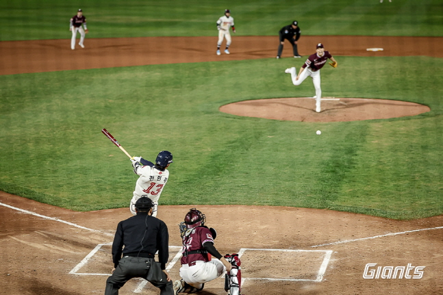 롯데 전민재가 15일 키움전에서 동점타를 날리고 있다. /사진=롯데 자이언츠 제공