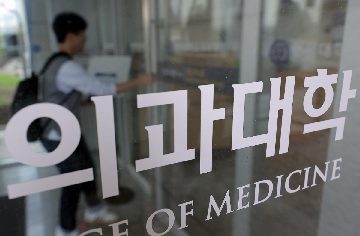 2026학년도 의대 모집인원이 증원 이전인 3058명으로 동결될 것으로 알려진 17일 서울 서대문구 연세대학교 의과대학 건물로 학생이 들어가고 있다. /사진= 뉴스1 