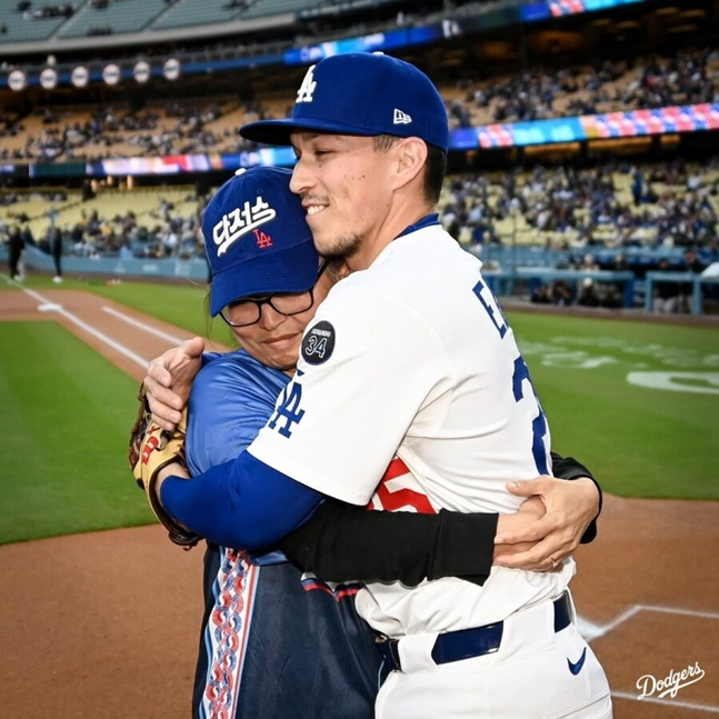코리안 해리티지 나이트로 진행된 17일 다저스 경기에 앞서 시구를 하는 에드먼의 모친 곽경아씨(왼쪽)와 에드먼. /사진=LA 다저스