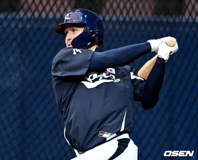 에드먼이 2023 WBC를 앞두고 타격 훈련을 하고 있다.