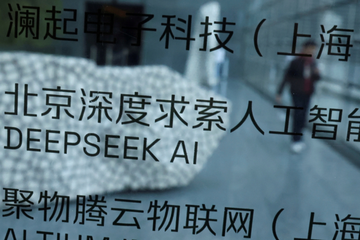 중국 베이징의 중국 스타트업 사무실 건물에 딥시크 AI(인공지능) 표지판이 보이고 있다. /로이터=뉴스1