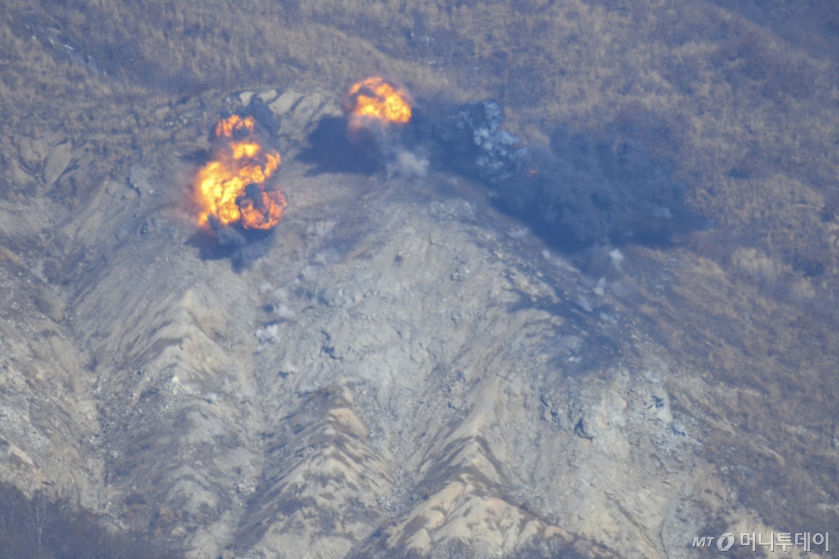 공군과 육군이 지난 1월23일 승진과학화훈련장에서 공군 전투기가 탑재한 MK-82 폭탄이 표적에 명중하는 모습. / 사진=공군