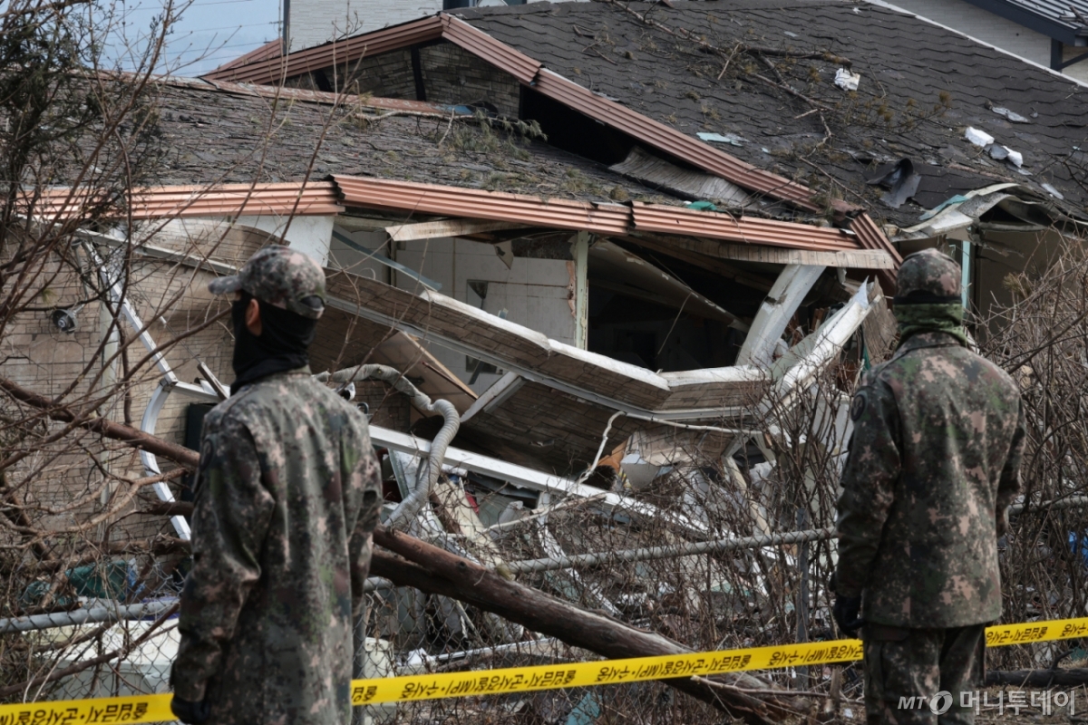 지난달 7일 오후 경기 포천시 이동면 노곡리 KF-16 전투기 오폭 사고 현장의 가정집이 통제되고 있다. / 사진=뉴스1