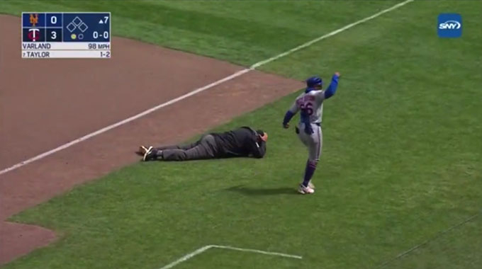 16일(현지시간) 미국 미네소타 타겟 필드에서 열린 메이저리그(MLB) 뉴욕 메츠와 미네소타 트윈스의 시리즈 마지막 경기 7회 말 1루심 헌터 웬델스테트가 뉴욕 메츠의 타자 타이론 테일러의 파울 타구에 머리를 맞아 쓰러졌다./사진=엑스(X·옛 트위터)