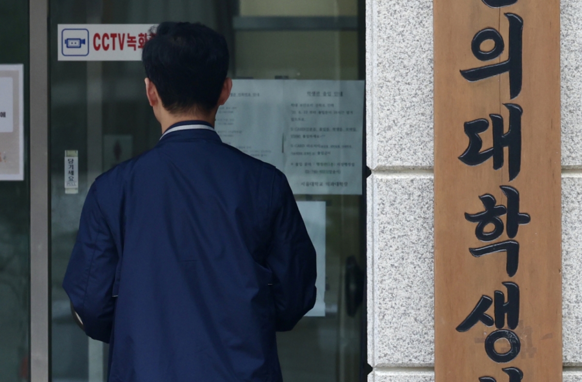 17일 서울시내 한 의과대학에서 관계자가 이동하고 있다./사진= 뉴시스