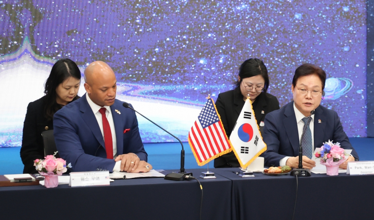 박완수 경남도지사(오른쪽)와 웨스 무어 메릴랜드 주지사가 우주항공 발전·교류 확대 등을 논의하고 있다./사진제공=경남도