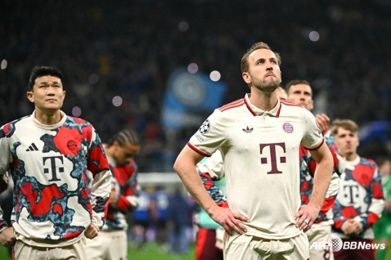 경기를 마치고 인사하고 있는 김민재(왼쪽)와 해리 케인(오른쪽). /AFPBBNews=뉴스1