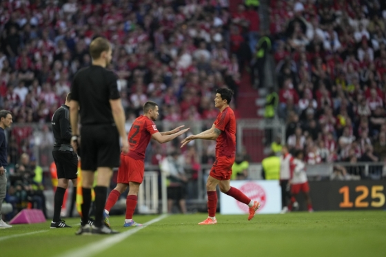 김민재(오른쪽)가 독일 뮌헨의 알리안츠 아레나에서 열린 2024~2025시즌 독일 분데스리가 29라운드에서 보루시아 도르트문트 후반 9분 하파엘 게헤이루와 교체되고 있다. /사진=바이에른 뮌헨 공식 사회관계망서비스(SNS)