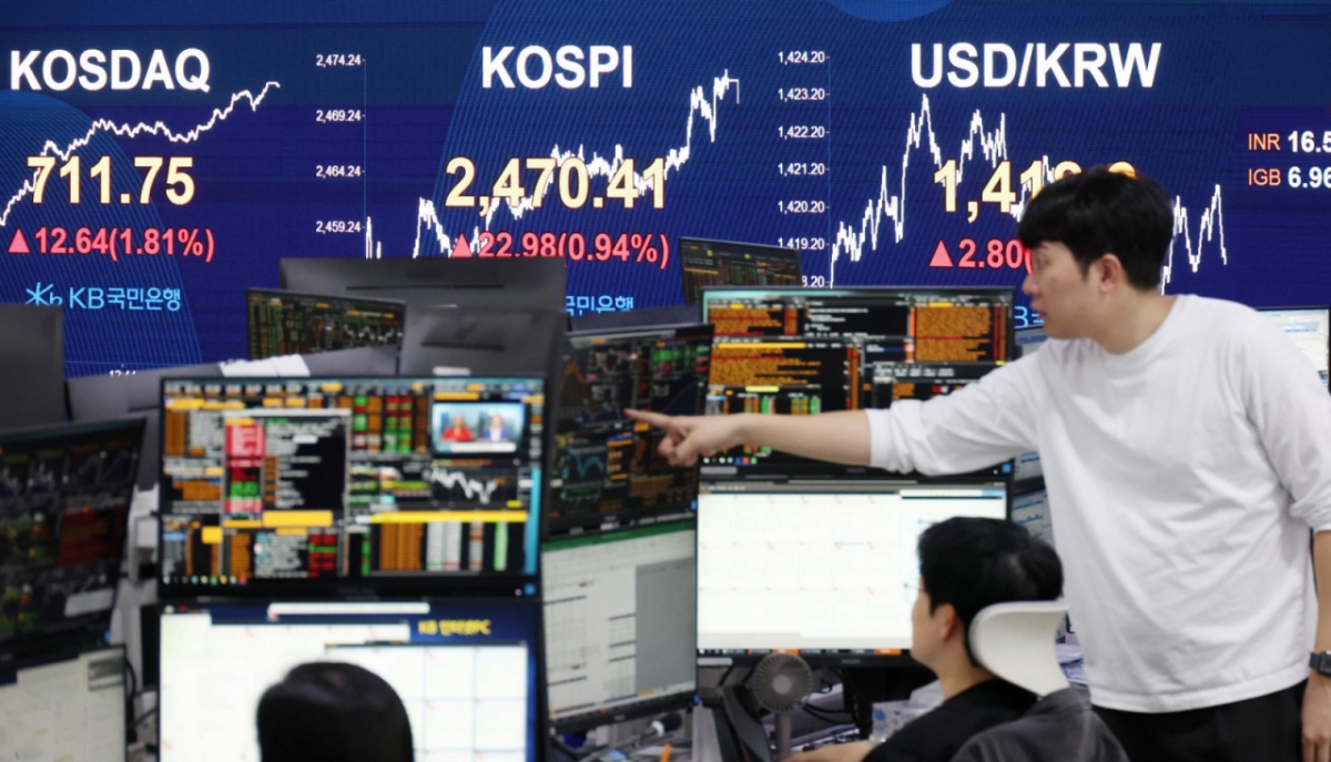 [서울=뉴시스] 조성우 기자 = 17일 오후 서울 여의도 KB국민은행 스마트딜링룸에서 딜러들이 업무를 보고 있다.  코스피는 전 거래일(2447.43)보다 22.98포인트(0.94%) 상승한 2470.41에 장을 마쳤다. 코스닥 지수는 전 거래일(699.11)보다 12.64포인트(1.81%) 오른 711.75에 거래를 종료했다. 원·달러 환율은 전 거래일 주간거래 종가(1426.7원)보다 7.8원 내린 1418.9원에 주간 거래를 마감했다. 2025.04.17. xconfind@newsis.com /사진=조성우