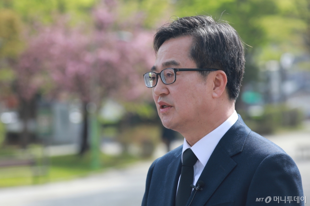 (청주=뉴스1) 김용빈 기자 = 김동연 더불어민주당 대선 경선 후보가 17일 충북 청주시 상당공원 4·19 학생혁명기념탑에서 참배한 뒤 언론과 인터뷰를 진행하고 있다. 2025.4.17/뉴스1 Copyright © 뉴스1. All rights reserved. 무단 전재 및 재배포, AI학습 이용 금지. /사진=(청주=뉴스1) 김용빈 기자