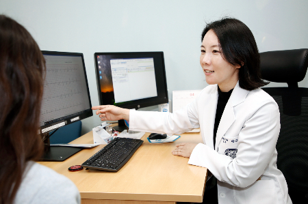 양소영  심장혈관내과 교수가 환자를 진료하고 있다./사진=강동경희대병원