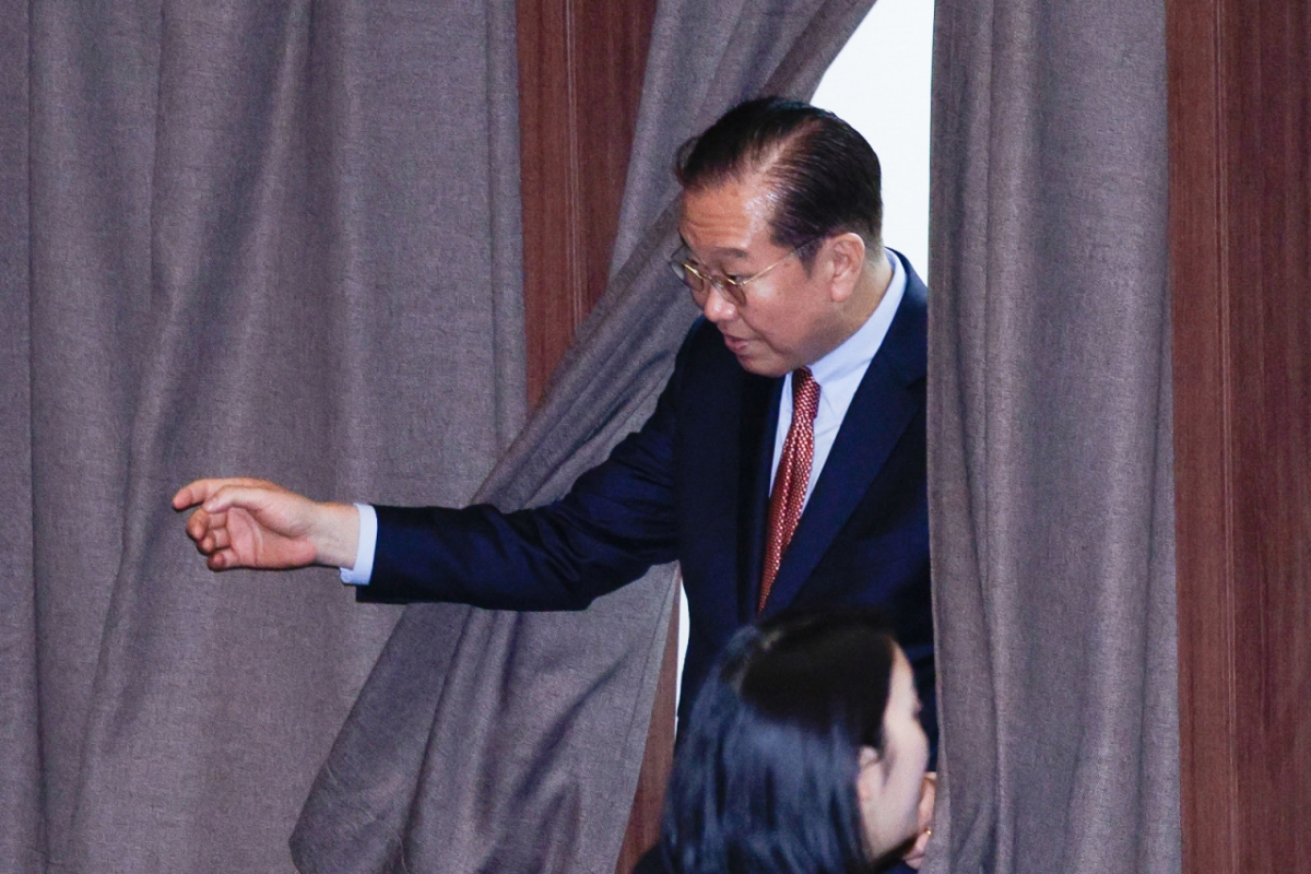 (서울=뉴스1) 안은나 기자 = 권영세 국민의힘 비상대책위원장이 17일 오후 서울 여의도 국회에서 열린 제424회국회(임시회) 제5차 본회의에서 반인권적 국가범죄의 시효 등에 관한 특례법안 재의의 건 등 8개 법안 무기명 투표를 한 뒤 기표소를 나서고 있다. 2025.4.17/뉴스1 Copyright © 뉴스1