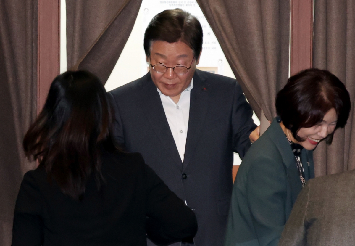 [서울=뉴시스] 조성봉 기자= 이재명 제21대 대통령 선거 더불어민주당 경선 후보가 17일 오후 서울 여의도 국회 본회의장에서 열린 제424회 국회(임시회) 제5차 본회의에서 내란·명태균 특검법 등 재의요구 안과 상법개정안에 대한 기표를 마치고 밖으로 나서고 있다. 2025.04.17.